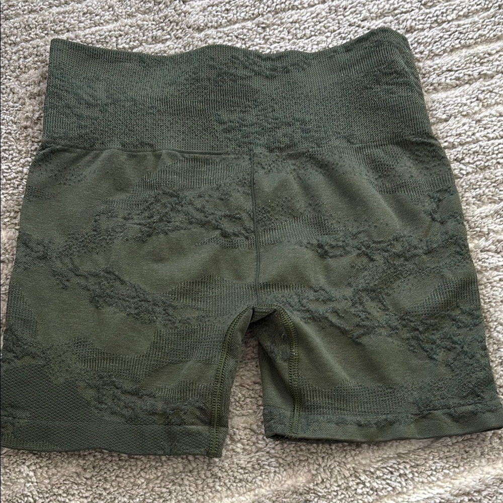 Gymshark Women's Green Seamless Shorts - Picture 4 of 6